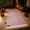 Le tapis de prière personnalisé rose Poudre Sajadah avec ses franges blanches et sa lanière en cuir véritable couleur chocolat.