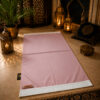 Le tapis de prière personnalisé rose Poudre Sajadah avec ses franges blanches et sa lanière en cuir véritable couleur marron.