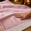 Zoom sur la qualité du velours premium du tapis de prière personnalisé rose Poudre Sajadah.