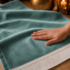 Zoom sur la qualité du velours premium du tapis de prière personnalisé vert Pin Sajadah.