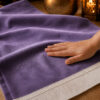 Zoom sur la qualité du velours premium du tapis de prière personnalisé violet Sajadah.