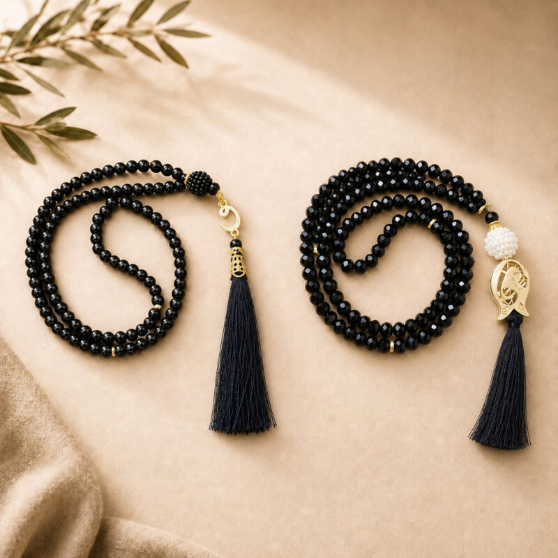Le Tasbih Classique et le Tasbih effet Cristal disponibles au choix dans la collection coffret tapis de prière Sajadah.