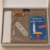 Le coffret tapis de prière enfant marron Cannelle Sajadah pour garçon avec ses franges blanches et sa personnalisation en cuir véritable de couleur marron.