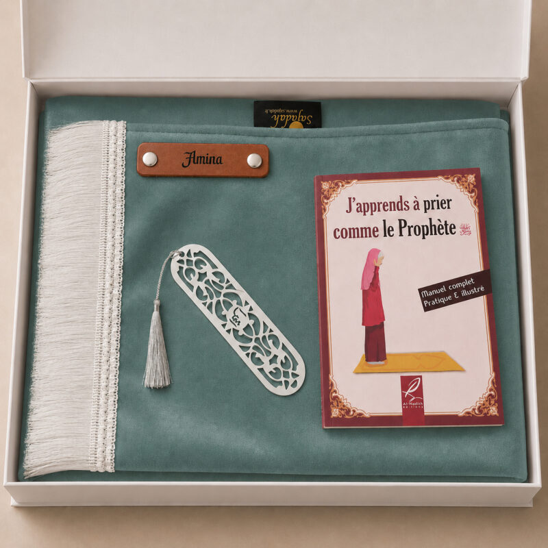 Das Sajadah Kinder-Gebetsteppich-Geschenkset in Tannengrün für Mädchen mit weißen Fransen und Personalisierung aus echtem braunem Leder.