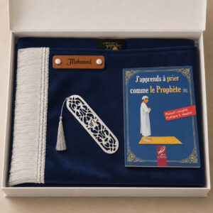 Le coffret tapis de prière enfant bleu Nuit Sajadah pour garçon avec ses franges blanches et sa personnalisation en cuir véritable de couleur marron.