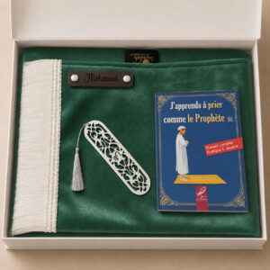 Le coffret tapis de prière enfant vert Imperial Sajadah pour garçon avec ses franges blanches et sa personnalisation en cuir véritable de couleur chocolat.