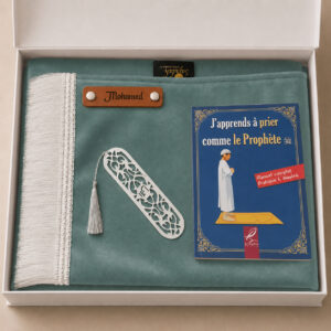 Le coffret tapis de prière enfant vert Pin Sajadah pour garcon avec ses franges blanches et sa personnalisation en cuir véritable de couleur marron.