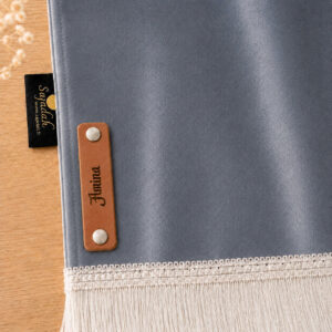 Zoom sur la personnalisation en cuir véritable de couleur marron portant votre prénom du tapis de prière Sajadah pour enfant gris Plomb.