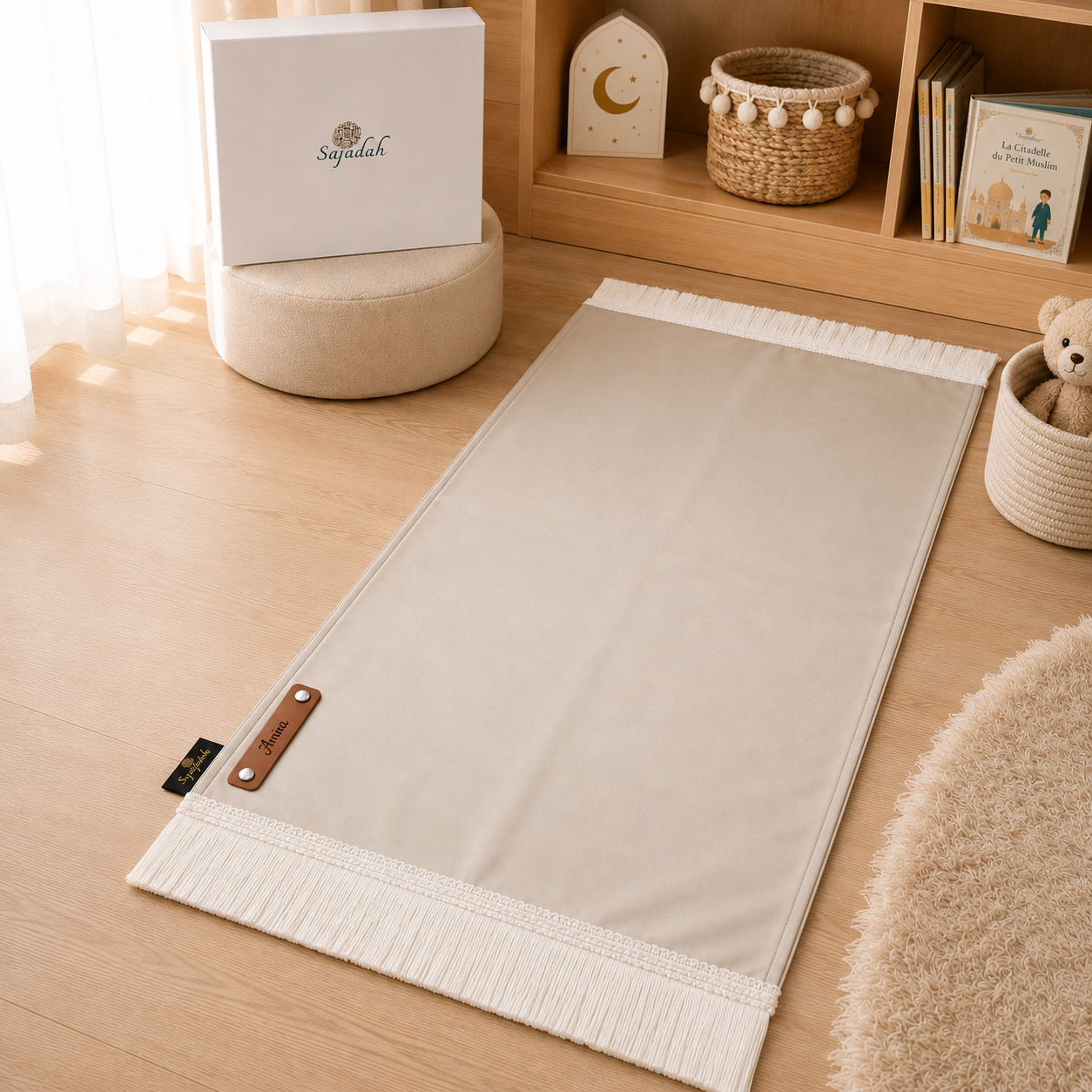 Le tapis de prière Sajadah de couleur blanc Ivoire avec ses franges blanches et sa personnalisation en cuir véritable de couleur marron.
