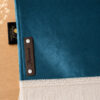 Zoom sur la personnalisation en cuir véritable de couleur chocolat portant votre prénom du tapis de prière Sajadah pour enfant bleu Azur.