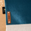 Zoom sur la personnalisation en cuir véritable de couleur marron portant votre prénom du tapis de prière Sajadah pour enfant bleu Azur.