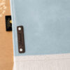 Zoom sur la personnalisation en cuir véritable de couleur chocolat portant votre prénom du tapis de prière Sajadah pour enfant bleu Ciel.