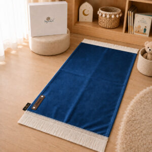 Le tapis de prière Sajadah de couleur bleu Roi avec ses franges blanches et sa personnalisation en cuir véritable de couleur chocolat.