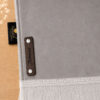 Zoom sur la personnalisation en cuir véritable de couleur chocolat portant votre prénom du tapis de prière Sajadah pour enfant gris Argent.