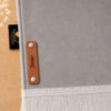 Zoom sur la personnalisation en cuir véritable de couleur marron portant votre prénom du tapis de prière Sajadah pour enfant gris Argent.