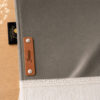 Zoom sur la personnalisation en cuir véritable de couleur marron portant votre prénom du tapis de prière Sajadah pour enfant gris Fer.