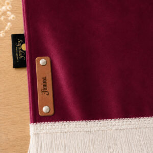 Zoom sur la personnalisation en cuir véritable de couleur marron portant votre prénom du tapis de prière Sajadah pour enfant rose Framboise.