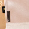 Zoom sur la personnalisation en cuir véritable de couleur chocolat portant votre prénom du tapis de prière Sajadah pour enfant rose Pâle.