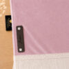 Zoom sur la personnalisation en cuir véritable de couleur chocolat portant votre prénom du tapis de prière Sajadah pour enfant rose Poudre.
