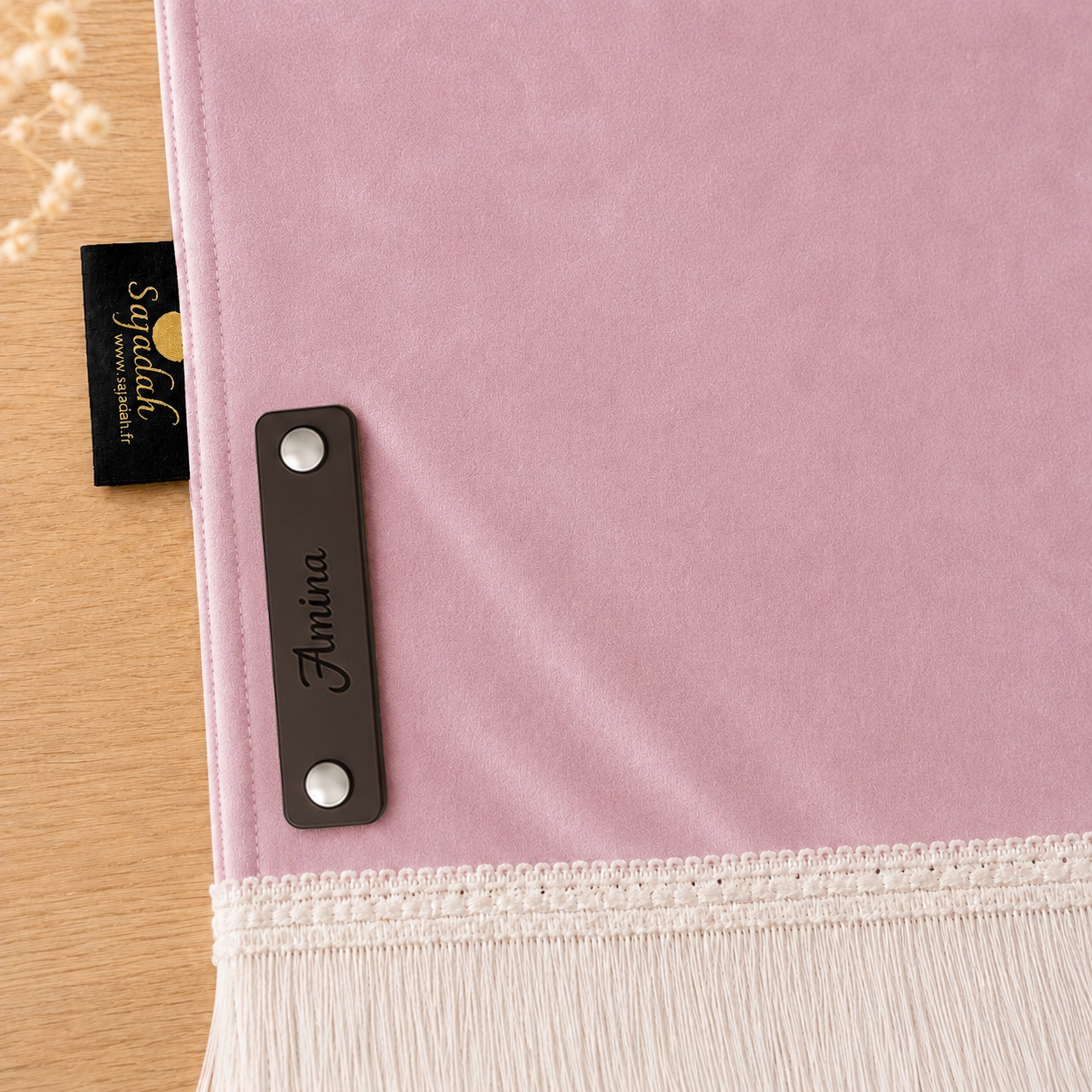 Zoom sur la personnalisation en cuir véritable de couleur chocolat portant votre prénom du tapis de prière Sajadah pour enfant rose Poudre.