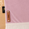 Zoom sur la personnalisation en cuir véritable de couleur marron portant votre prénom du tapis de prière Sajadah pour enfant rose Poudre.