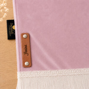 Zoom sur la personnalisation en cuir véritable de couleur marron portant votre prénom du tapis de prière Sajadah pour enfant rose Poudre.