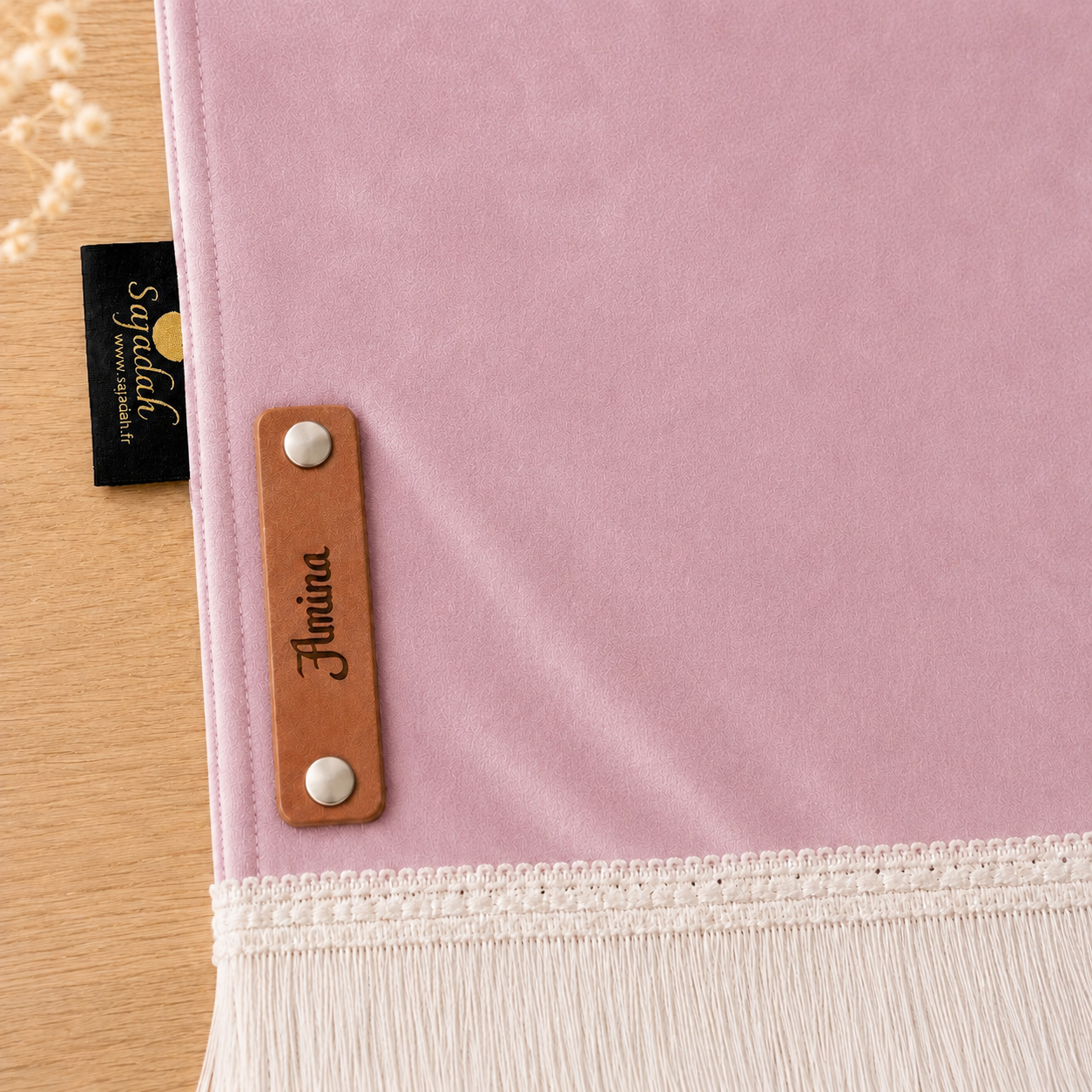 Zoom sur la personnalisation en cuir véritable de couleur marron portant votre prénom du tapis de prière Sajadah pour enfant rose Poudre.