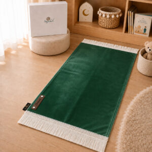 Le tapis de prière Sajadah de couleur vert Imperial avec ses franges blanches et sa personnalisation en cuir véritable de couleur chocolat.