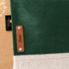 Zoom sur la personnalisation en cuir véritable de couleur marron portant votre prénom du tapis de prière Sajadah pour enfant vert Imperial.