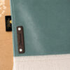 Zoom sur la personnalisation en cuir véritable de couleur chocolat portant votre prénom du tapis de prière Sajadah pour enfant vert Pin.