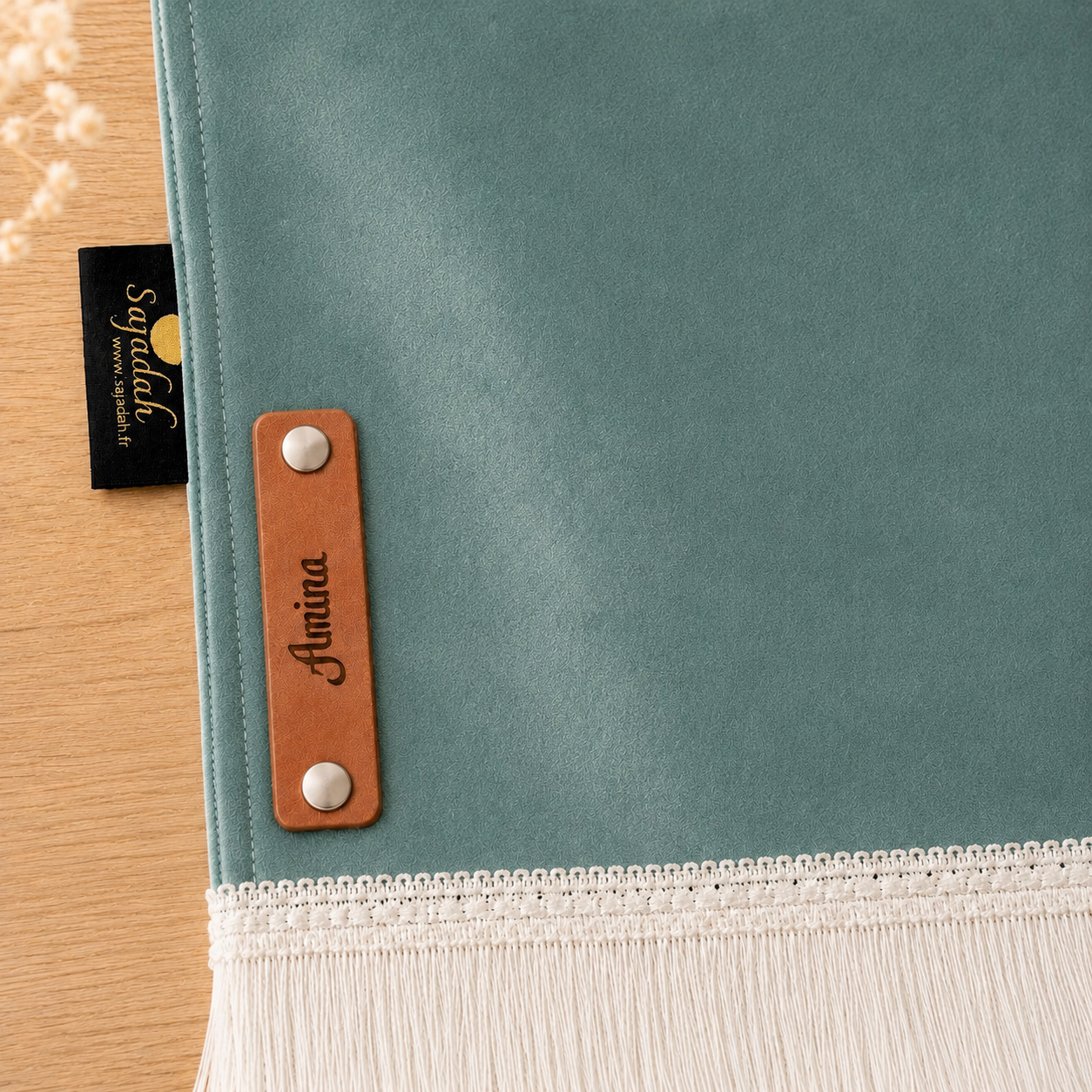 Zoom sur la personnalisation en cuir véritable de couleur marron portant votre prénom du tapis de prière Sajadah pour enfant vert Pin.
