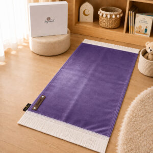 Le tapis de prière Sajadah de couleur violet avec ses franges blanches et sa personnalisation en cuir véritable de couleur chocolat.