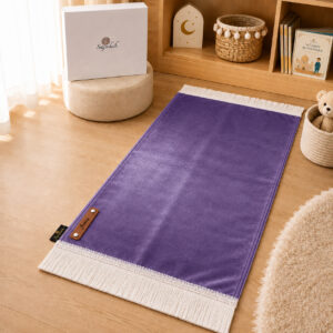 Le tapis de prière Sajadah de couleur violet avec ses franges blanches et sa personnalisation en cuir véritable de couleur marron.