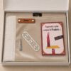 Le coffret tapis de prière enfant beige Crème Sajadah pour fille avec ses franges blanches et sa personnalisation en cuir véritable de couleur marron.