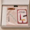 Le coffret tapis de prière enfant riose Pâle Sajadah pour fille avec ses franges blanches et sa personnalisation en cuir véritable de couleur marron.