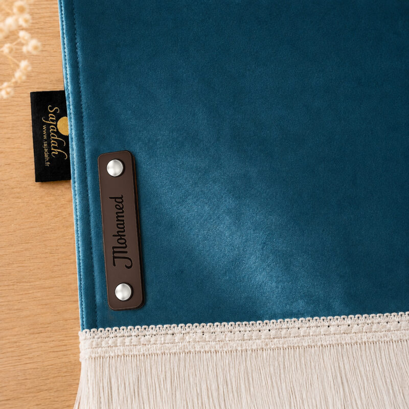 Zoom sur la personnalisation en cuir véritable de la collection de tapis de prière enfant pour garçon Sajadah.