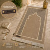 Le tapis de prière Luxe Ottoman beige Sajadah avec sa personnalisation en cuir véritable couleur chocolat.