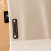 Zoom sur la personnalisation en cuir véritable de couleur chocolat portant votre prénom du tapis de prière Sajadah pour enfant beige Crème.