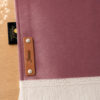 Zoom sur la personnalisation en cuir véritable de couleur marron portant votre prénom du tapis de prière Sajadah pour enfant rose Chair.