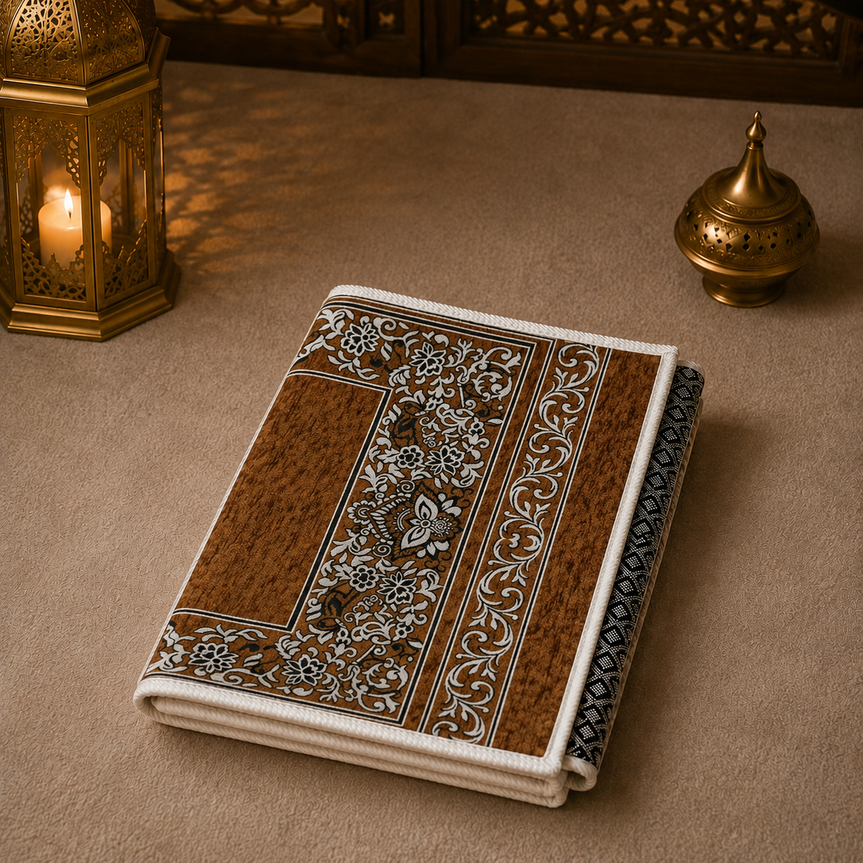 Le tapis de prière avec dossier pliable marron Sajadah vu plié.