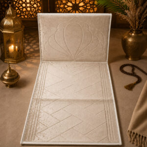 Le tapis de prière avec dossier pliable beige Sajadah vu de face avec le dossier relevé.