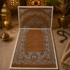 Le tapis de prière avec dossier pliable marron Sajadah vu de face avec le dossier relevé.