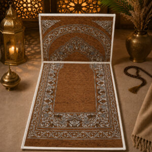 Le tapis de prière avec dossier pliable marron Sajadah vu de face avec le dossier relevé.