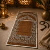 Le tapis de prière avec dossier pliable marron Sajadah vu de face avec le dossier allongé.