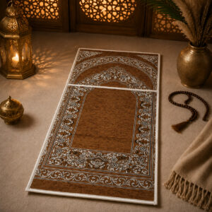 Le tapis de prière avec dossier pliable marron Sajadah vu de face avec le dossier allongé.