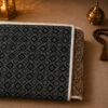 Zoom sur le dessous anti-dérapant du tapis de prière avec dossier pliable marron Sajadah.