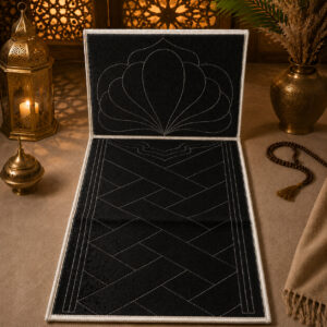 Le tapis de prière pliable avec dossier noir à motifs Sajadah en position relevée vue de face