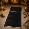 Le tapis de prière pliable avec dossier noir Sajadah vue à plat.