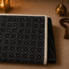 Zoom sur le dessous anti-dérapant de notre tapis de prière avec dossier noir Sajadah.