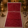 Le tapis de prière avec dossier pliable rouge Sajadah vu de face avec le dossier relevé.